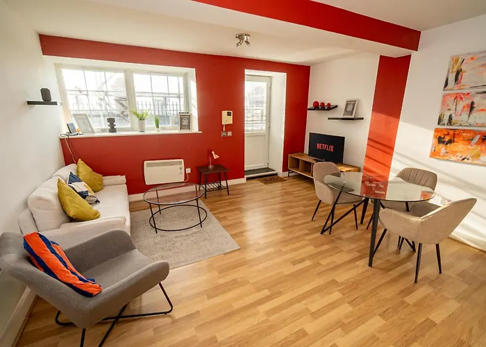 Cozy And Modern 2-Bed Apartment