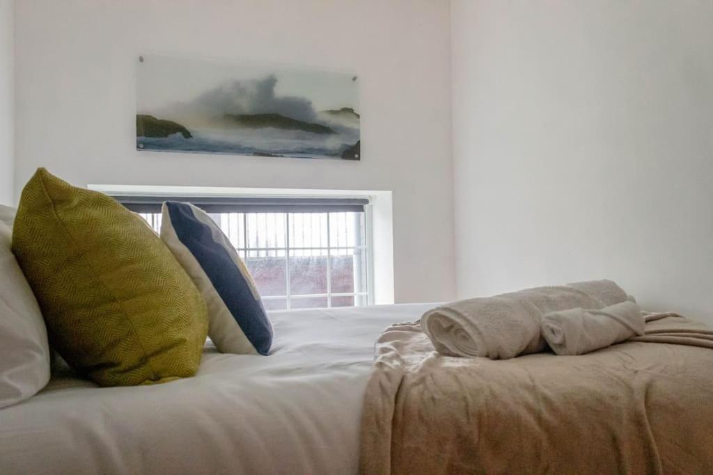 Cozy And Modern 2-bed Apartment
